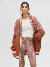 Calza deportiva 3/4 de tiro alto, confeccionada en lycra con un diseño estampado abstracto en tonos tierra, verdes y rosados.