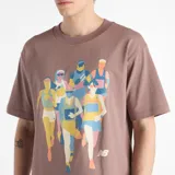 Remera de manga corta, color marrón topo, con cuello redondo y un estampado gráfico en el pecho que representa a un grupo de corredores en tonos pastel y vibrantes.