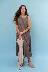 Vestido midi de corte diagonal, color marrón, con diseño sin mangas y escote redondo.