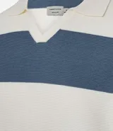 Sweater de tejido de punto con rayas horizontales anchas en azul y blanco, cuello solapa tipo polo con escote en V y mangas largas.