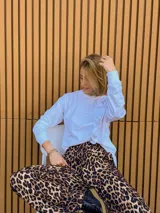 Remera blanca de manga larga.