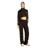 Pantalon deportivo Adidas de corte holgado, color marrón con las icónicas tres tiras laterales en tono claro y logo del trébol bordado en la pierna. Cuenta con cintura elástica y bolsillos laterales con cierre.