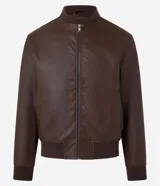 Campera estilo bomber de poliuretano (PU) símil cuero en color negro, con cuello, puños y dobladillo acanalados, y cierre frontal de cremallera.