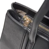 Cartera tipo tote estructurada de color negro, confeccionada en material sintético con textura. Presenta doble asa larga para hombro, cierre superior y placa metálica con logo XL en la parte frontal.