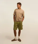 Bermuda de gabardina en corte recto y holgado, estilo carpenter con detalle de tira lateral. Cuenta con cintura fija con trabillas, cierre tradicional y bolsillos traseros amplios.