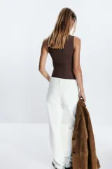 Camiseta blanca ajustada de poliamida con tirantes anchos y escote redondo.