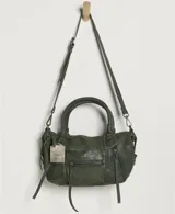 Cartera de cuero color negro con efecto lavado y desgastado, estilo vintage. Cuenta con múltiples bolsillos con cierre delantero, tiras colgantes y doble asa corta de mano.