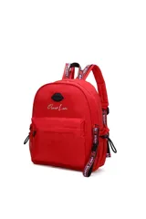 Mochila urbana color rojo, con compartimento principal con cierre, bolsillo frontal y bolsillos laterales de red. Presenta correas ajustables con estampado de labios y la palabra 'Amour', además de un aplique metálico de labios en la parte superior y el logo de la marca bordado.