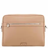 Bolso tipo morral color beige, de cuero sintético, con cierre metálico frontal y correa ajustable. Interior forrado, tamaño apto para notebooks.