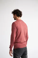 Sweater de tejido de punto con escote en V y manga larga. Presenta un diseño de calce regular con puños y ruedo acanalados, e incluye un pequeño logo bordado en el pecho.