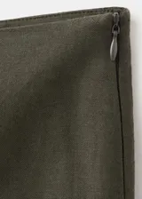 Pantalón verde militar de corte recto y diseño largo, confeccionado en mezcla de lino, viscosa y algodón. Cuenta con cintura elástica.