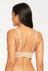Bralette de encaje floral color lila, sin aro ni relleno, con breteles regulables y cierre trasero de tres posiciones.