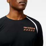 Remera deportiva de manga larga New Balance, color negro con logo estampado en el pecho y detalle de línea blanca en el hombro.