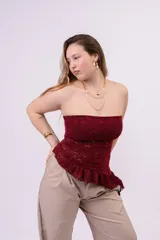 Top strapless de encaje color marrón con diseño floral y corte ajustado al cuerpo.