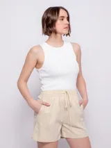 Short color beige, de corte holgado, con cintura elastizada y cordón ajustable.