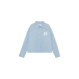 Camisa celeste Eme Studios de manga larga, con cierre frontal de botones, cuello camisero y bordado blanco en el pecho con las iniciales de la marca.