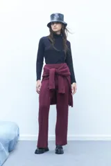 Pantalón de punto rib color borgoña, de corte recto y talle único.