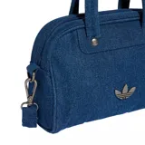 Mini bolso tipo bowling Adidas, confeccionado en tejido denim azul. Presenta doble asa superior, correa ajustable y extraíble, y el logo del trébol metálico en el frente.