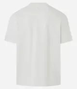 Remera masculina blanca de corte relajado, cuello redondo y manga corta. Confeccionada en malla de algodón 100% sostenible.