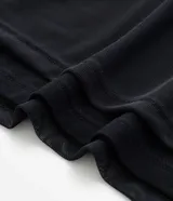 Vestido midi de breteles con sobreposición de tul texturizado de manga larga y volados en la parte baja.