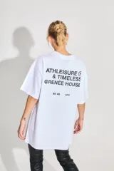 Remerón de corte oversized confeccionado en algodón, con cuello redondo y mangas cortas. Presenta estampados gráficos en color negro en la parte frontal.