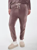 Pantalón de dormir de plush acanalado, con cintura elástica y cordón ajustable, bolsillos laterales y puños elásticos en los tobillos.