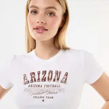 Remera crop blanca de manga corta, con diseño ajustado al cuerpo y estampado frontal estilo universitario con la leyenda "Arizona".