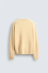 Jersey de punto con mezcla de lana y cashmere, de corte regular fit, cuello redondo y manga larga con acabados en rib.