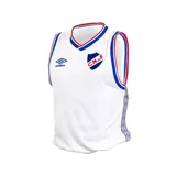 Musculosa de básquetbol blanca con cuello y sisas en azul y rojo. Logo de Umbro y escudo del Club Nacional de Football en el pecho.