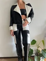 Pantalón cargo de cuero sintético con diseño bicolor en blanco y negro y textura tipo piel de cocodrilo. Presenta bolsillos laterales tipo cargo y corte recto.