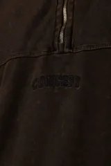 Buzo de frisa con efecto de lavado snow, corte oversize, cuello alto con medio cierre frontal y bordado al tono en el pecho. Cuenta con bolsillos laterales.