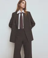 Pantalón de vestir marrón con sutil estampado a cuadros, de corte recto y tiro medio.