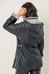 Campera de babylamb color beige con interior de piel sintética al tono. Presenta cierre frontal, capucha desmontable, bolsillos laterales, presillas ajustables en la cintura y cierres en los laterales del ruedo.