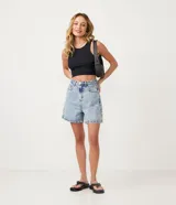 Top cropped sin mangas, color marrón oscuro, de corte ajustado al cuerpo y cuello redondo. Presenta textura acanalada.