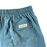 Short de baño color azul con estampado sutil de palmeras, cintura elástica con cordón ajustable, dos bolsillos laterales y un bolsillo trasero con solapa. Cuenta con aberturas laterales en el ruedo.