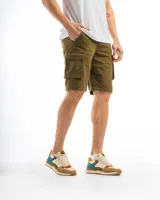 Bermuda cargo color negro de corte clásico, confeccionada en gabardina de algodón con lycra. Cuenta con bolsillos laterales con solapa y presillas para cinturón.