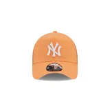 Gorra naranja con visera curva y paneles traseros de malla blanca. Presenta el logo de los New York Yankees bordado en blanco en el frente.