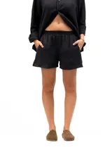 Shorts negros de lino con cintura elástica y dos bolsillos laterales.