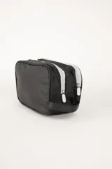 Neceser negro con doble compartimento con cierre, interior forrado y asa de mano.