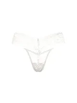 Tanga de encaje color blanco, tiro bajo, confeccionada con encaje suave y elástico.