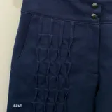 Pantalón verde militar tornasolado de algodón brillante, corte a la cintura y piernas rectas con textura de tableado central.