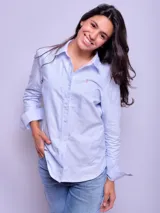 Camisa de vestir entallada a rayas verticales celestes y blancas, de manga larga y cuello clásico.