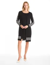 Vestido midi de tejido de punto con diseño integrado que simula un conjunto de vestido liso negro y cárdigan largo estampado con motivo animal print en blanco y negro. Presenta escote redondo y mangas largas.
