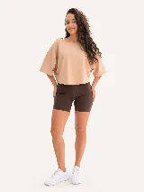 Remera de algodón con diseño de espalda abierta y detalle de nudo torzado. Presenta un corte holgado y mangas cortas, ideal para actividades deportivas o uso casual.