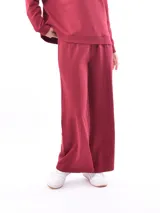 Pantalón negro de corte ancho y tiro alto con cintura elástica ajustable mediante cordón.