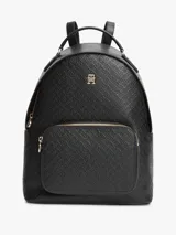Mochila negra de poliuretano con textura y monogramas TH en bajo relieve, cierre de cremallera superior, bolsillo frontal con cierre, asas ajustables y detalles metálicos dorados.