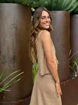 Chaleco blanco tejido en lino con escote en V y cierre frontal con lazos.