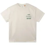 Remera de manga corta color blanco crudo, con cuello redondo y diseño holgado. Cuenta con un pequeño estampado gráfico en el pecho con texto en color verde.