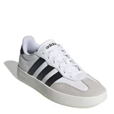 Championes urbanos Adidas modelo Barreda, de diseño inspirado en el tenis con puntera en T. Presentan una combinación de cuero sintético blanco con refuerzos de gamuza gris en la puntera y las icónicas tres tiras laterales en negro. Cuentan con suela cupsole de goma y cierre mediante cordones.
