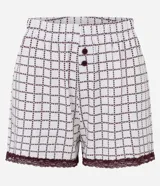 Short de pijama femenino confeccionado en tejido peach touch de poliéster, con cintura elastizada, botones frontales y encaje bordó en los bajos. Presenta un estampado geométrico con pequeños corazones en tonos blancos y oscuros.